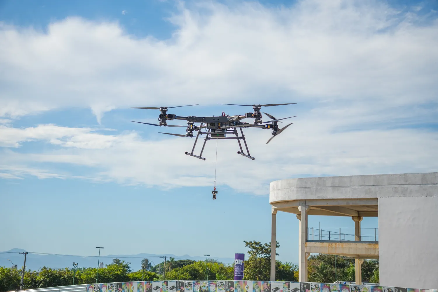 Drone em operação de transporte